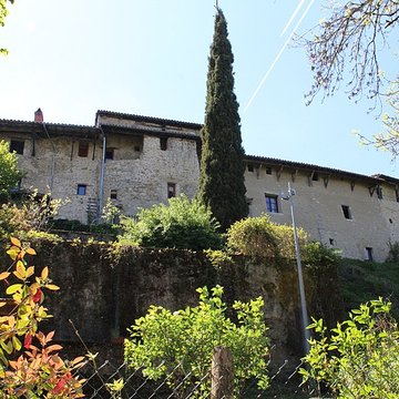 Rempart attenant à des immeubles