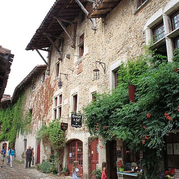 Rempart attenant à des immeubles
