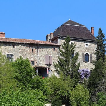 Rempart attenant à des immeubles