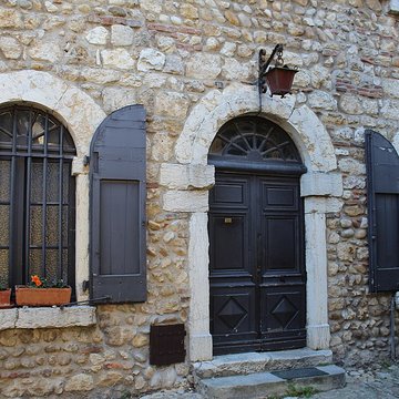 Rempart attenant à des immeubles