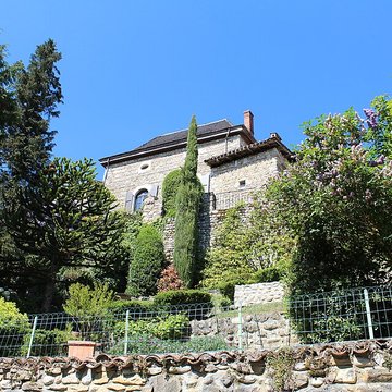 Rempart attenant à des immeubles