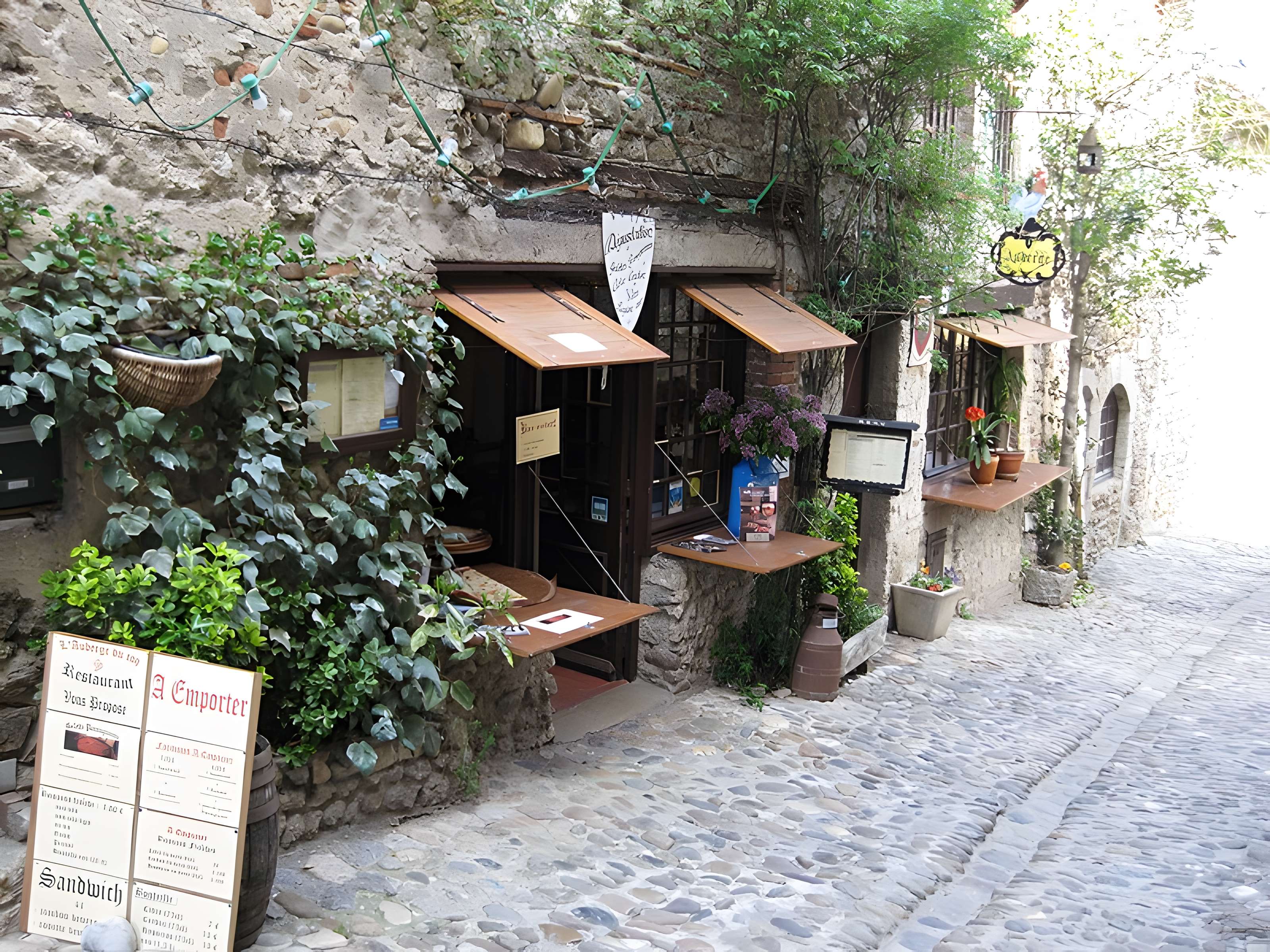 Rempart attenant à des immeubles