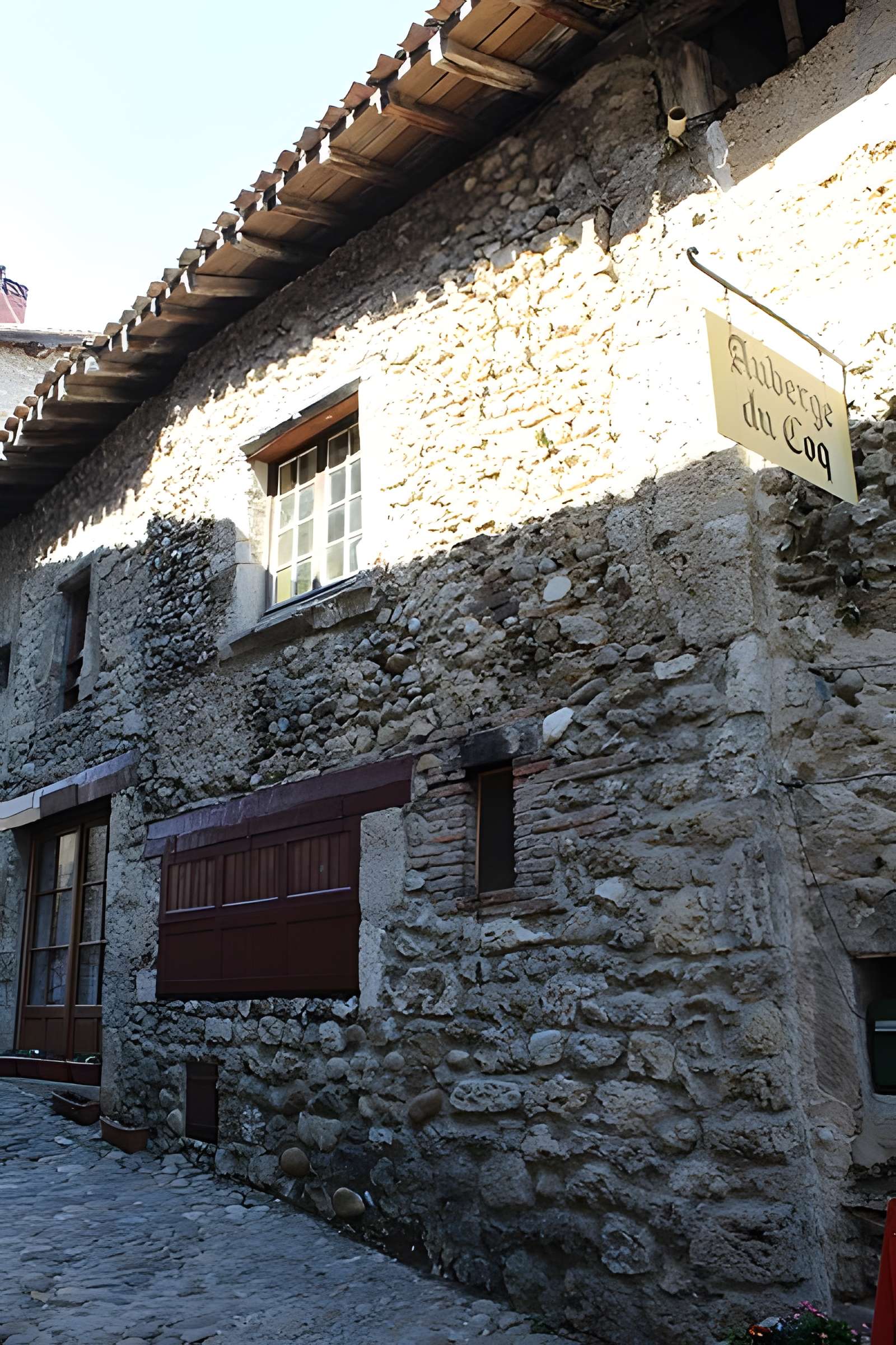 Rempart attenant à des immeubles