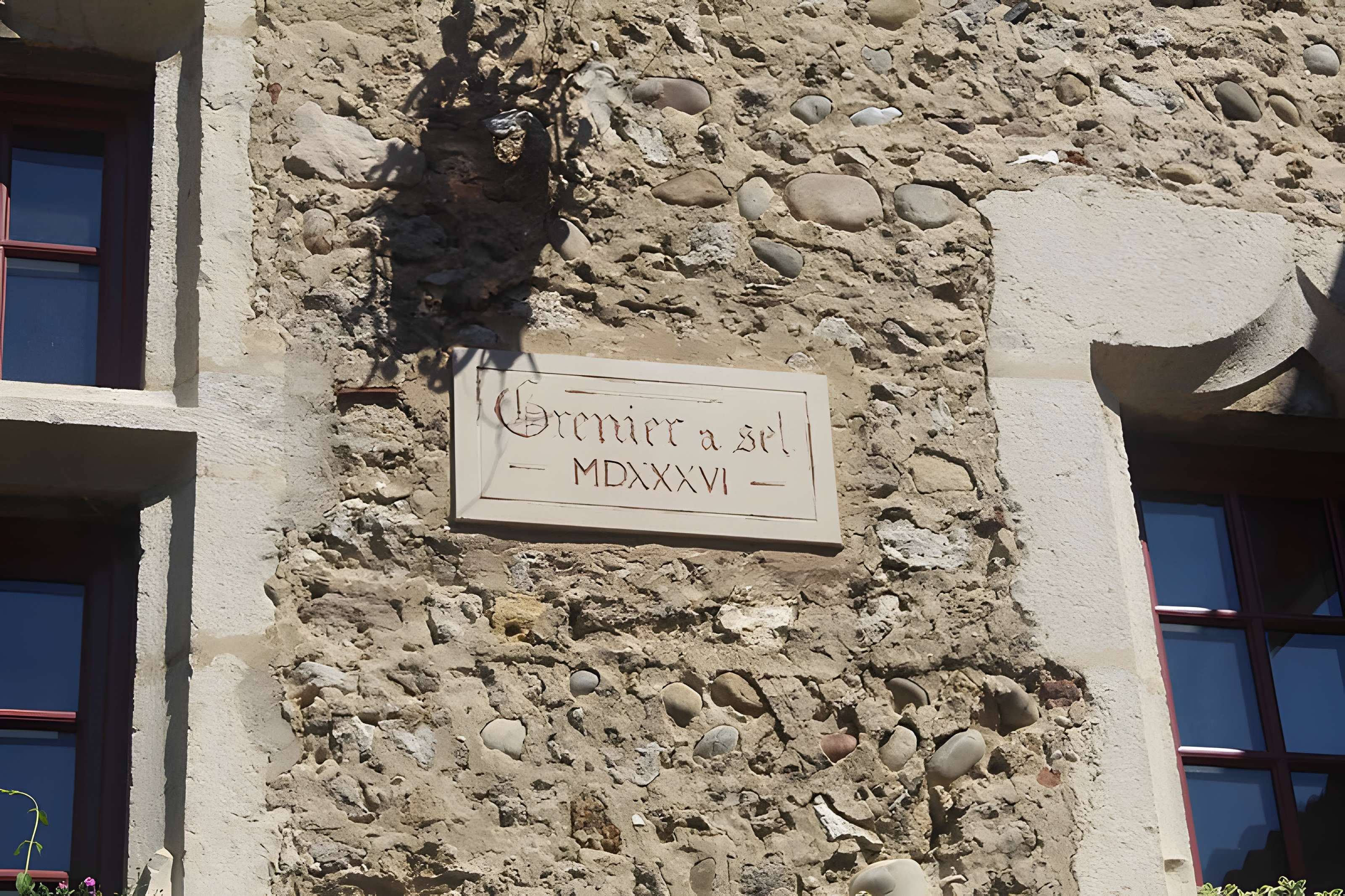 Rempart attenant à des immeubles