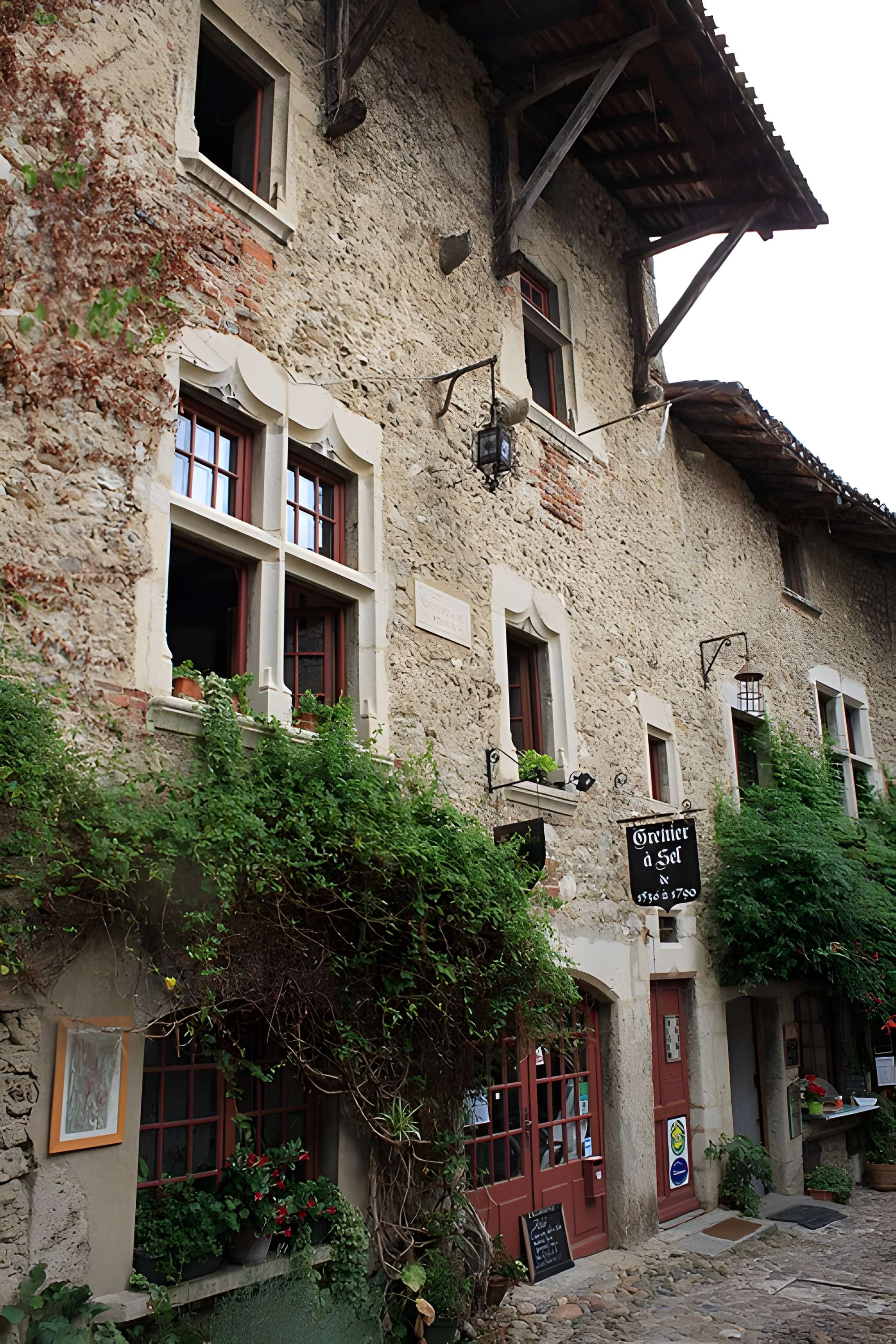 Rempart attenant à des immeubles