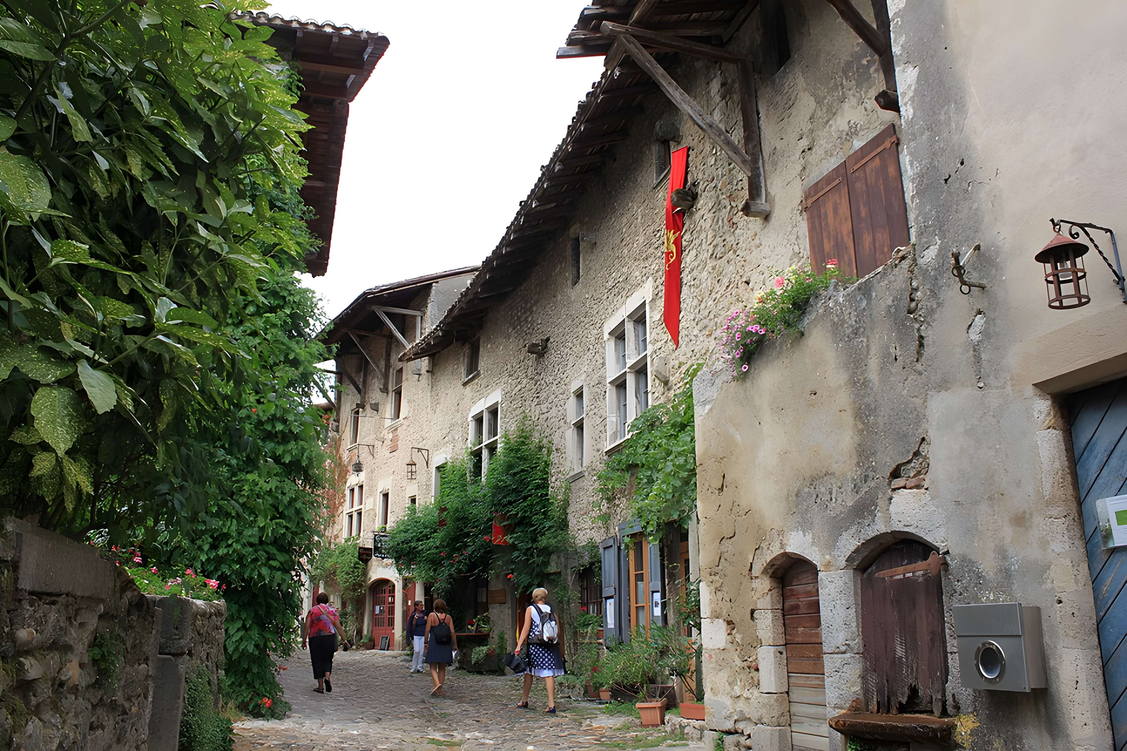 Rempart attenant à des immeubles