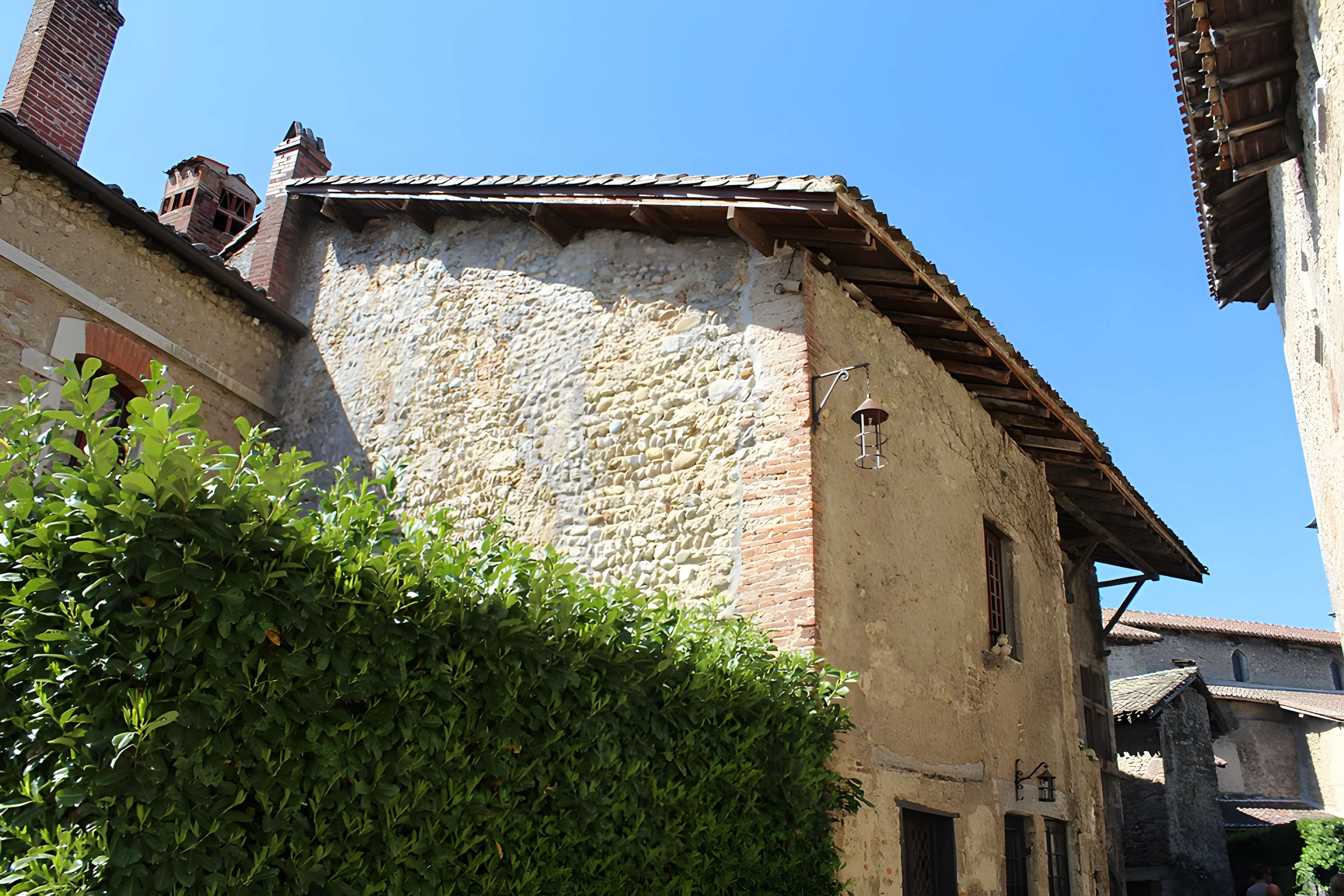 Rempart attenant à la maison Nicolas