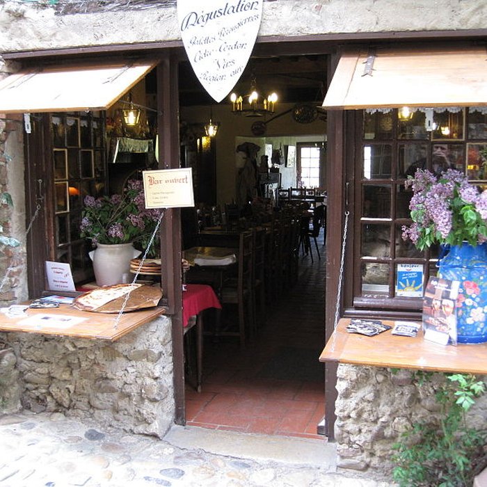 Photo de Rempart attenant à un immeuble
