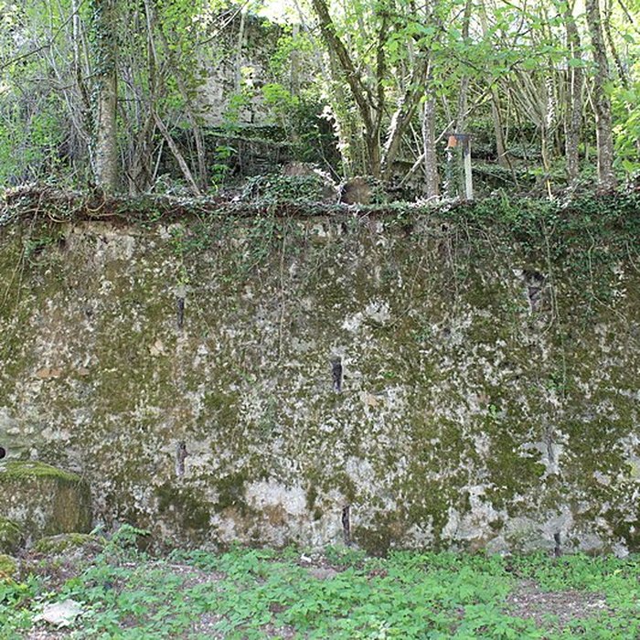 Photo de Rempart attenant à un immeuble