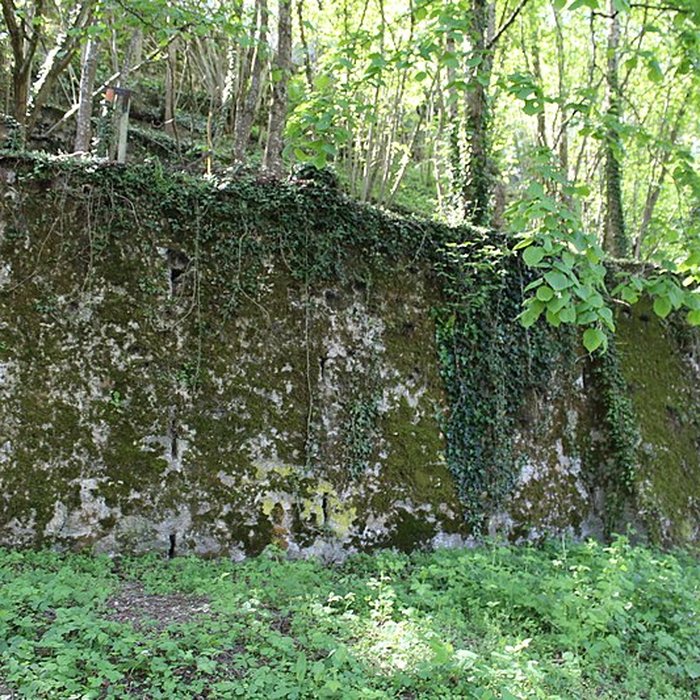 Photo de Rempart attenant à un immeuble