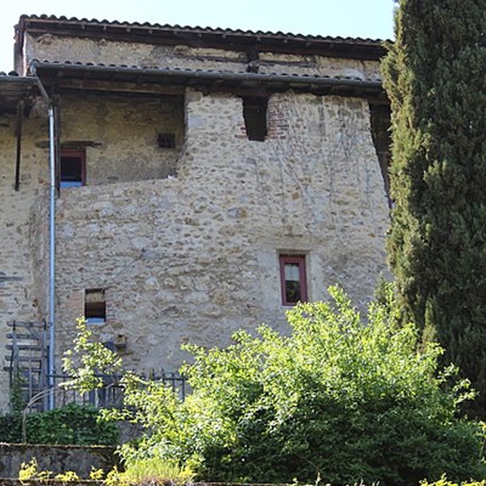 Photo de Rempart attenant à un immeuble