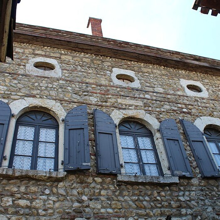 Photo de Rempart attenant à un immeuble