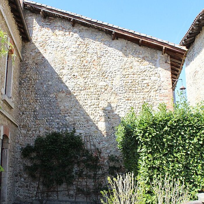 Photo de Rempart attenant à un immeuble
