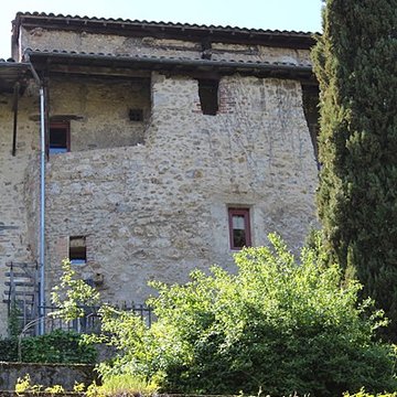 Rempart attenant à un immeuble