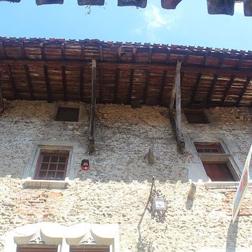 Rempart attenant à un immeuble