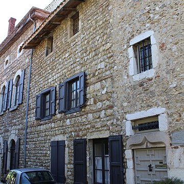Rempart attenant à un immeuble