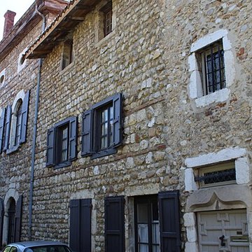Rempart attenant à un immeuble