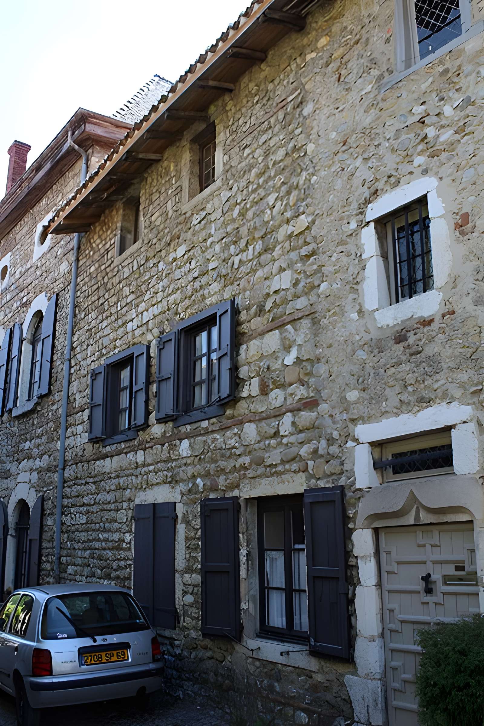 Rempart attenant à un immeuble