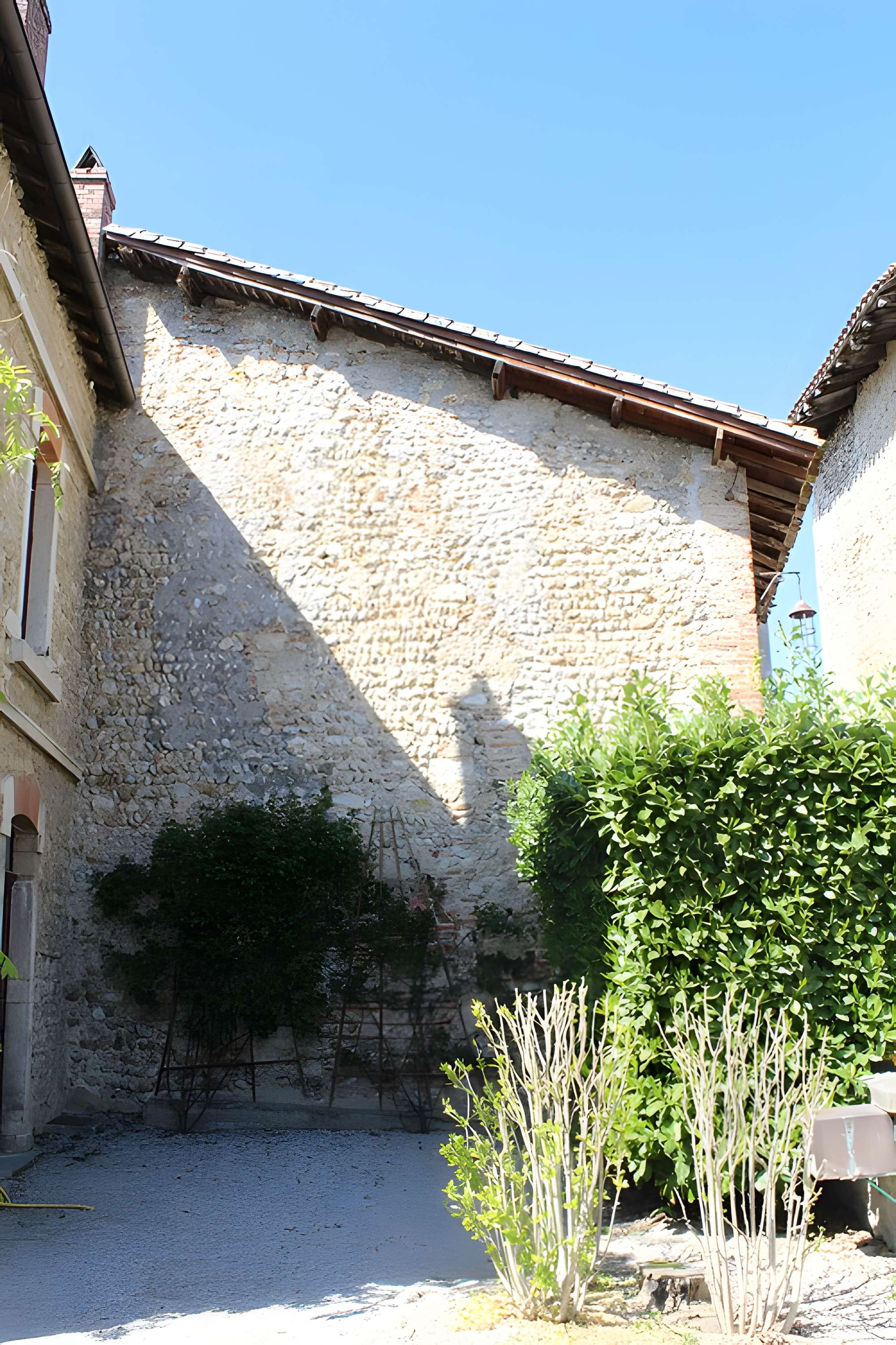 Rempart attenant à un immeuble