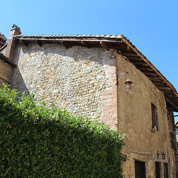 Photo de Rempart attenant à un immeuble