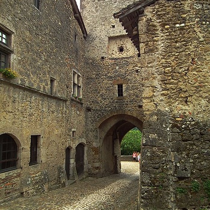 Photo de Rempart attenant à un immeuble