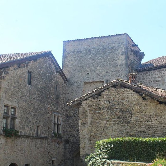 Photo de Rempart attenant à un immeuble