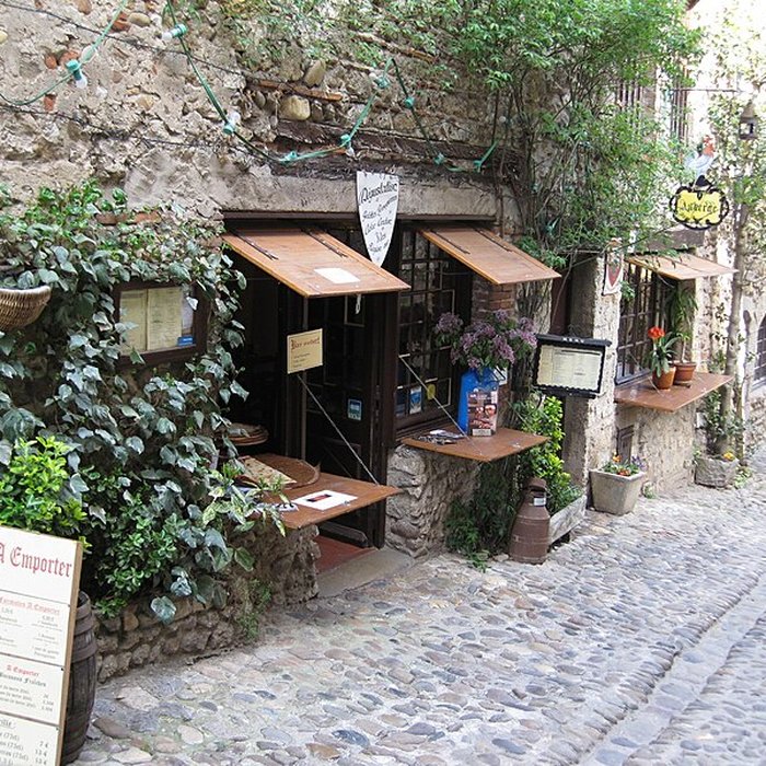 Photo de Rempart attenant à un immeuble