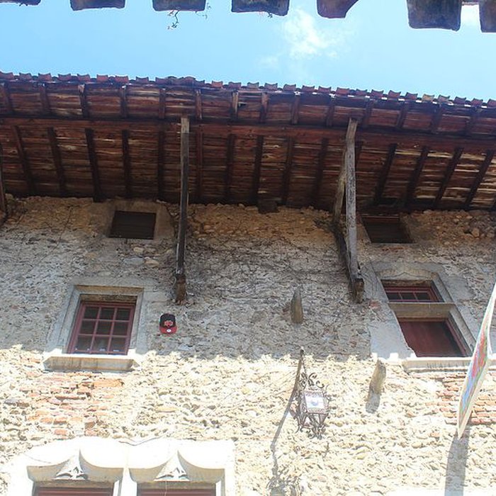 Photo de Rempart attenant à un immeuble
