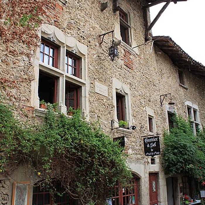Photo de Rempart attenant à un immeuble