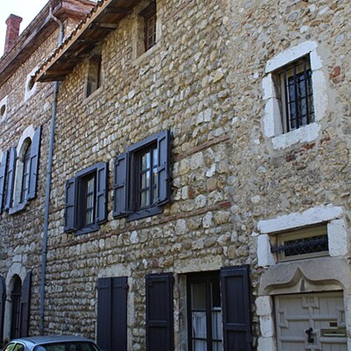 Photo de Rempart attenant à un immeuble