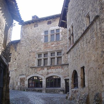 Rempart attenant à un immeuble