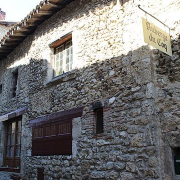 Rempart attenant à un immeuble