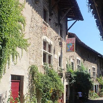 Rempart attenant à un immeuble