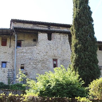 Rempart attenant à un immeuble