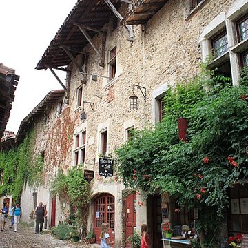 Rempart attenant à un immeuble