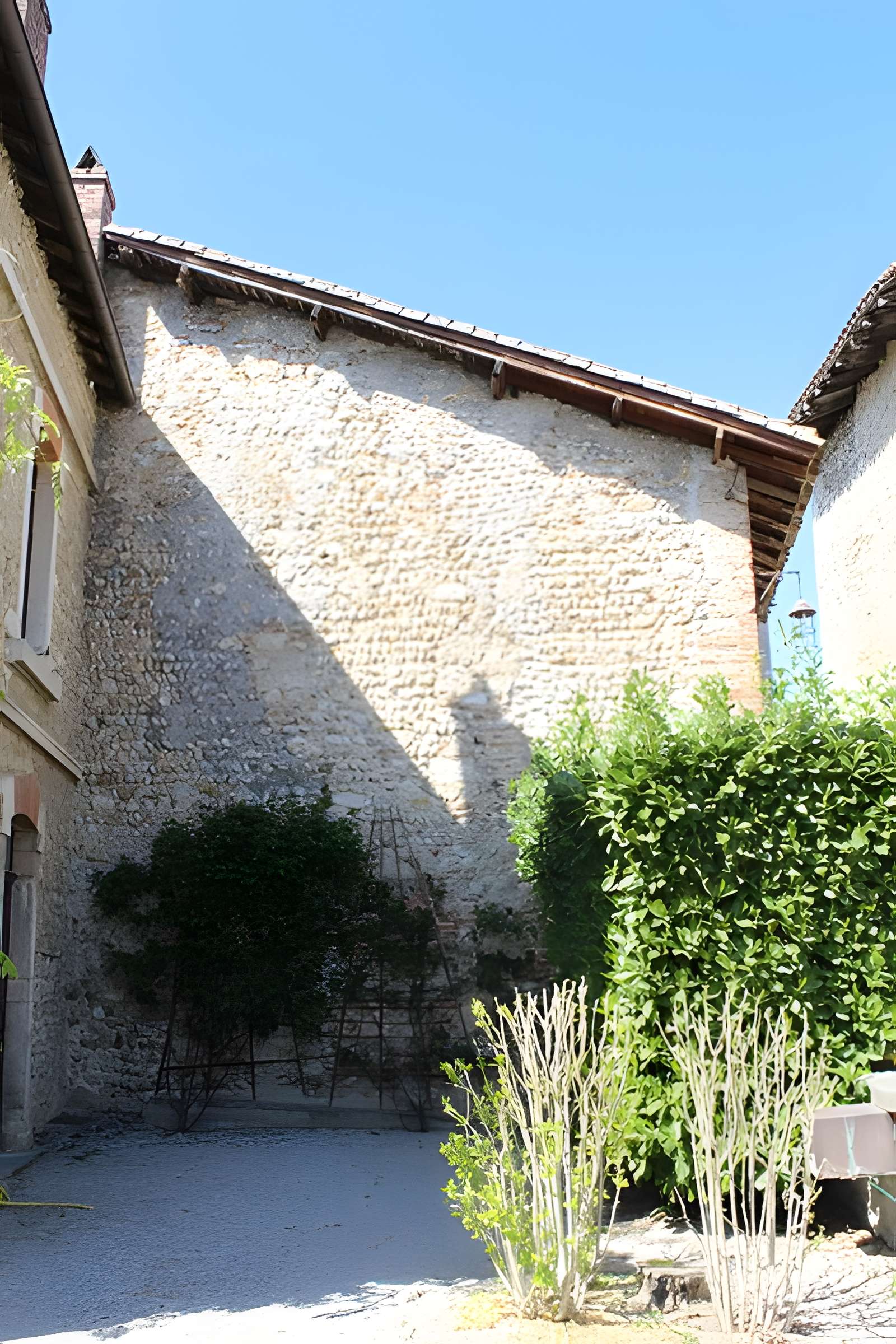 Rempart attenant à un immeuble