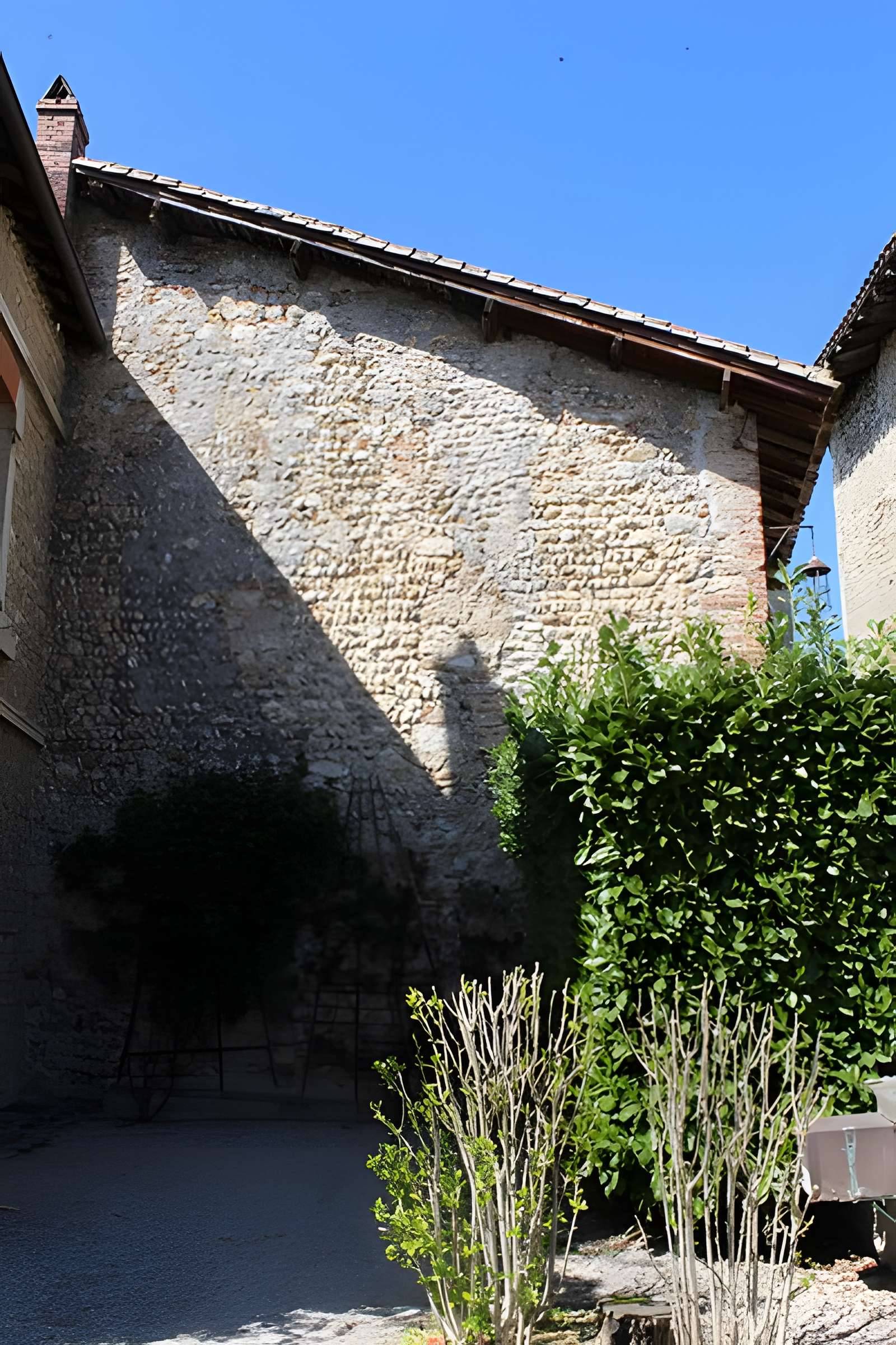 Rempart attenant à un immeuble