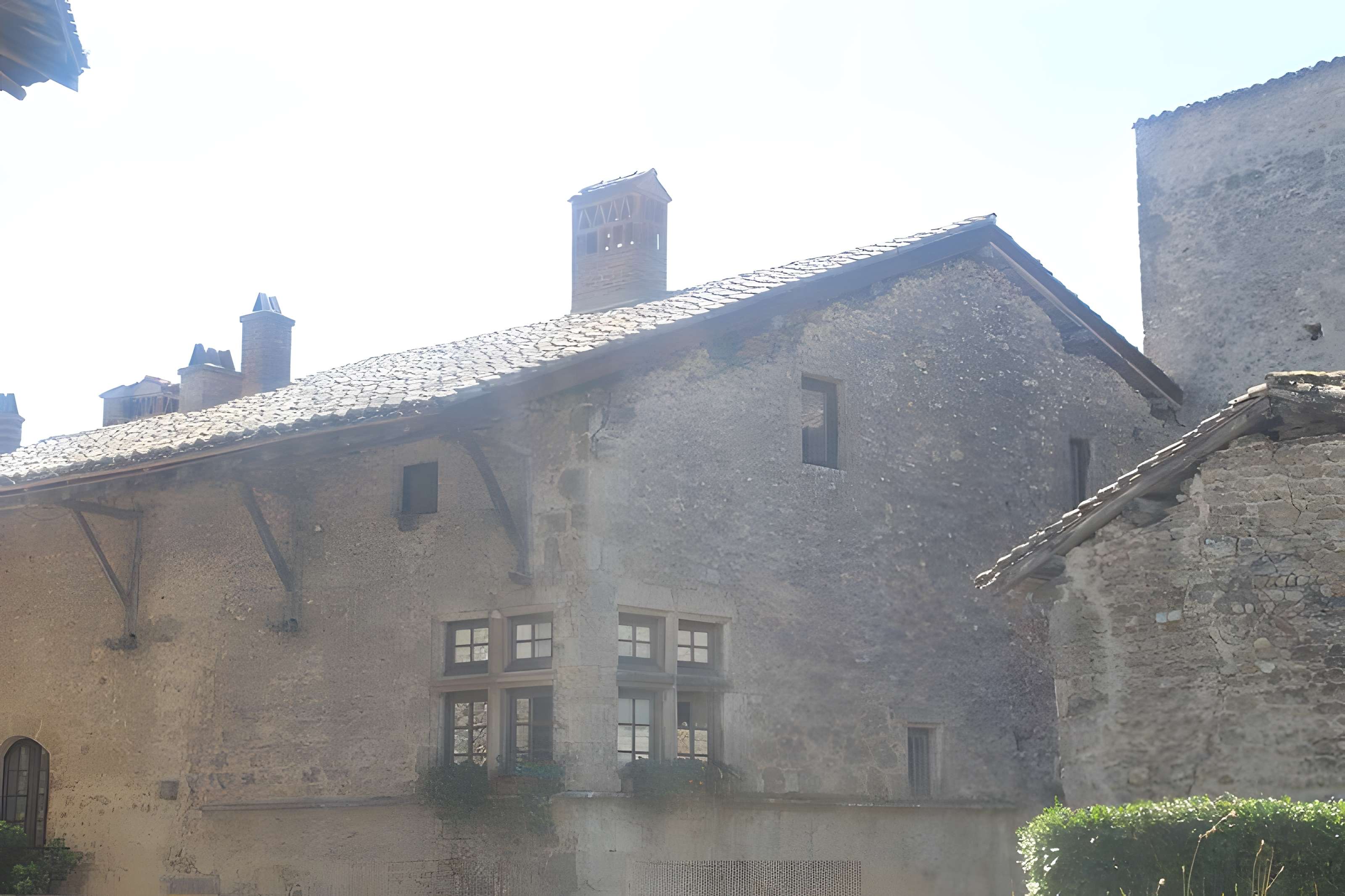 Rempart attenant à un immeuble