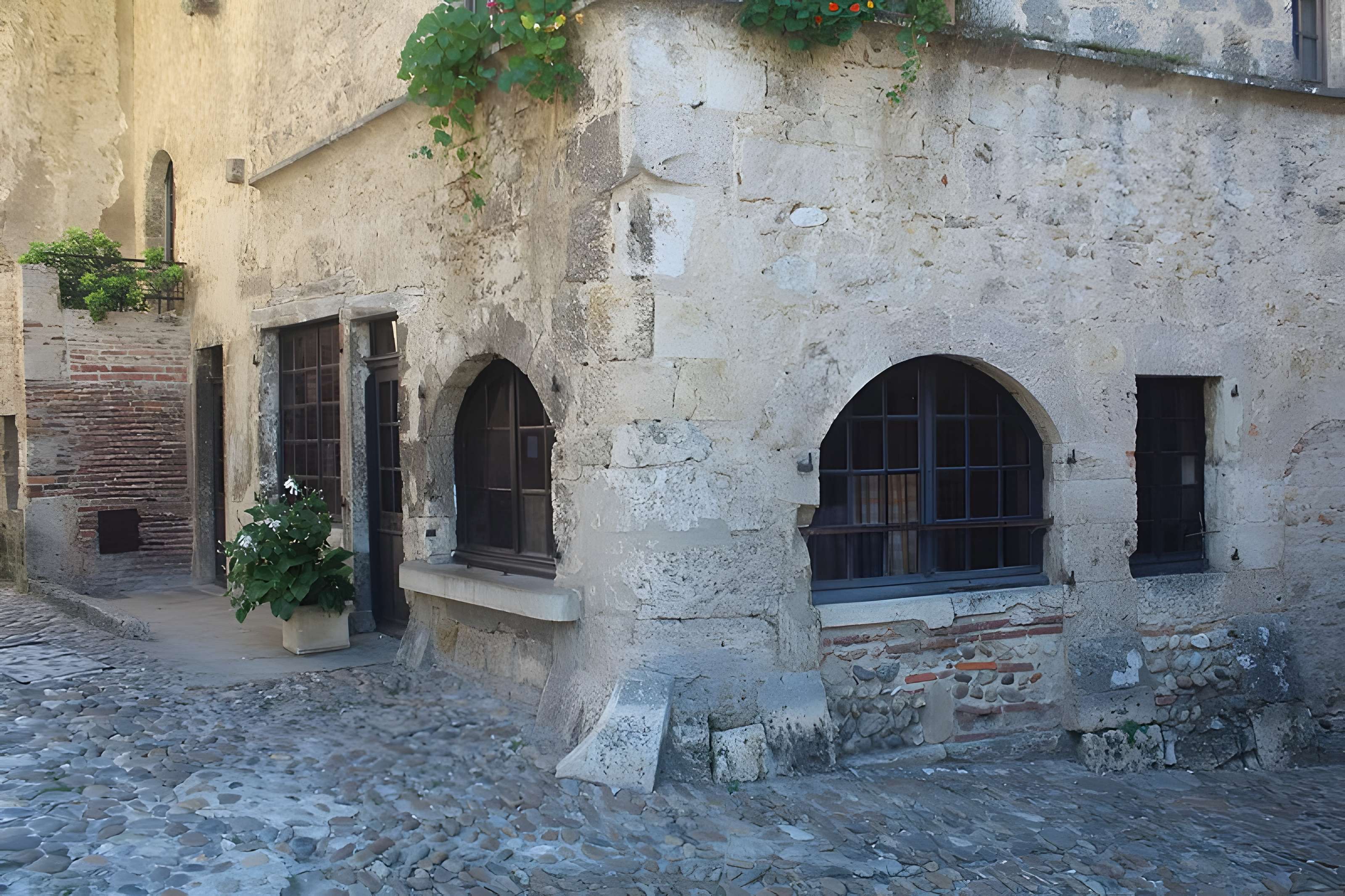 Rempart attenant à un immeuble