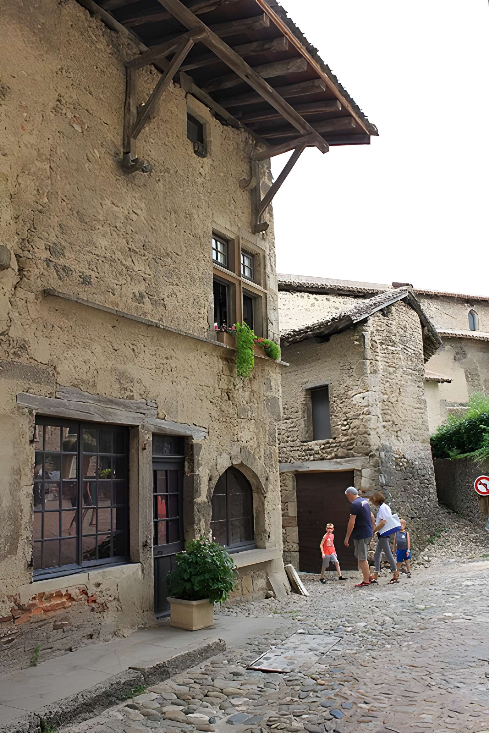 Rempart attenant à un immeuble