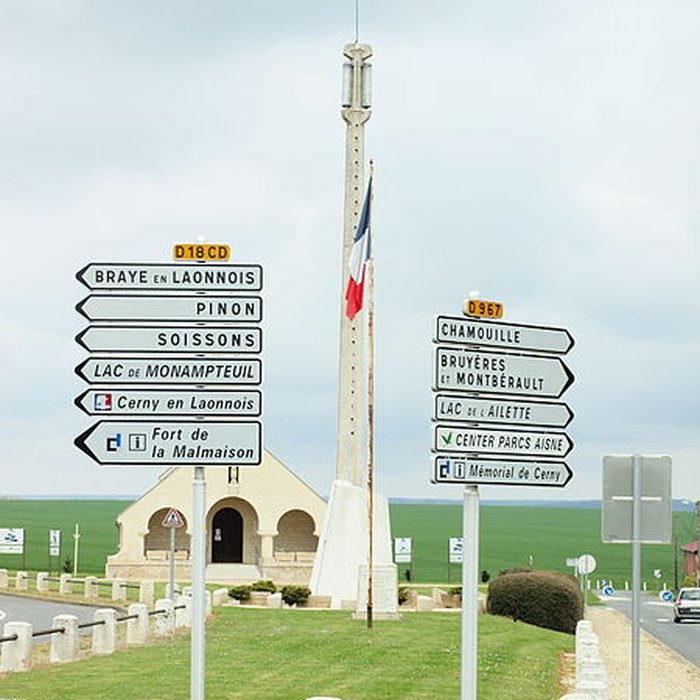 Photo de Chapelle du Souvenir et lanterne des morts