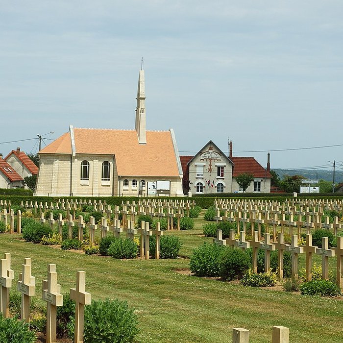 Photo de Chapelle du Souvenir et lanterne des morts