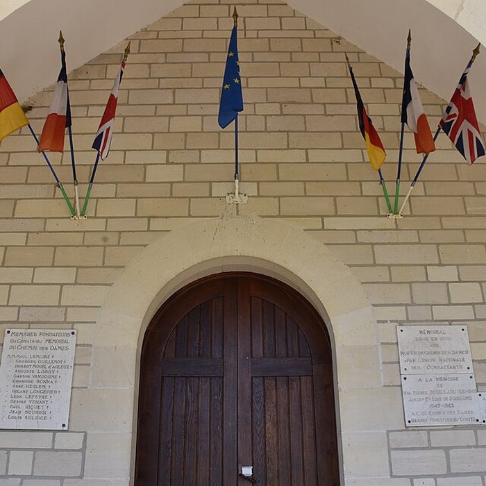 Photo de Chapelle du Souvenir et lanterne des morts