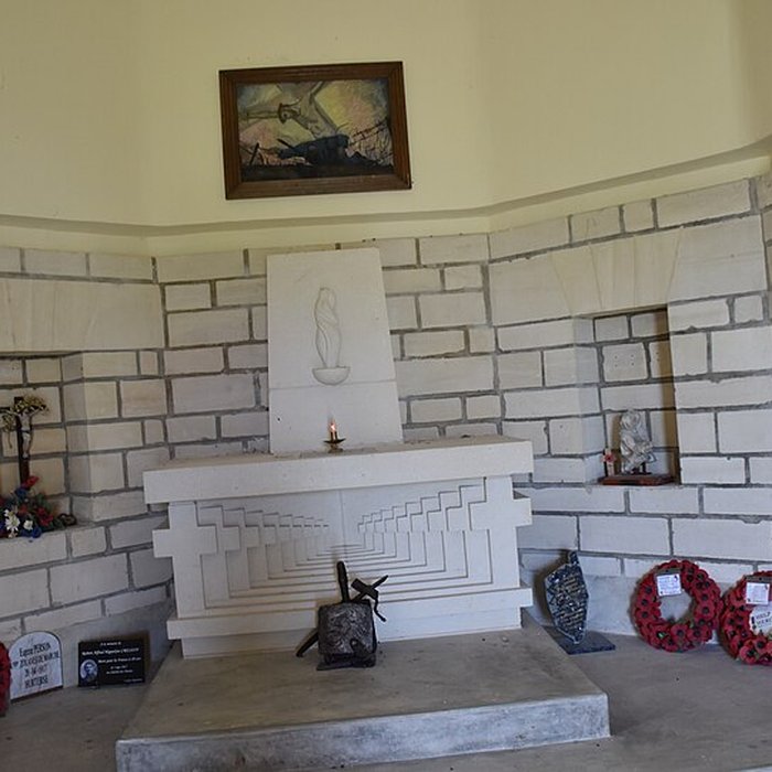 Photo de Chapelle du Souvenir et lanterne des morts