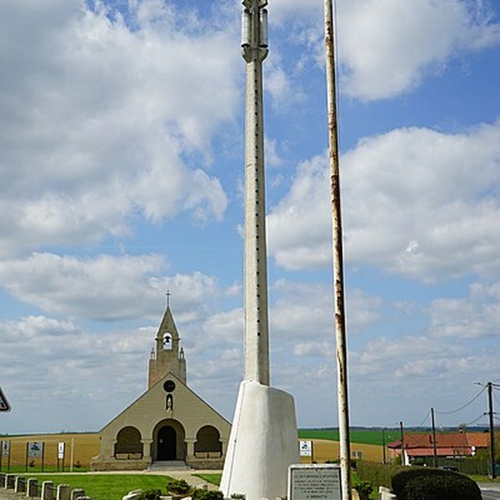 Photo de Chapelle du Souvenir et lanterne des morts