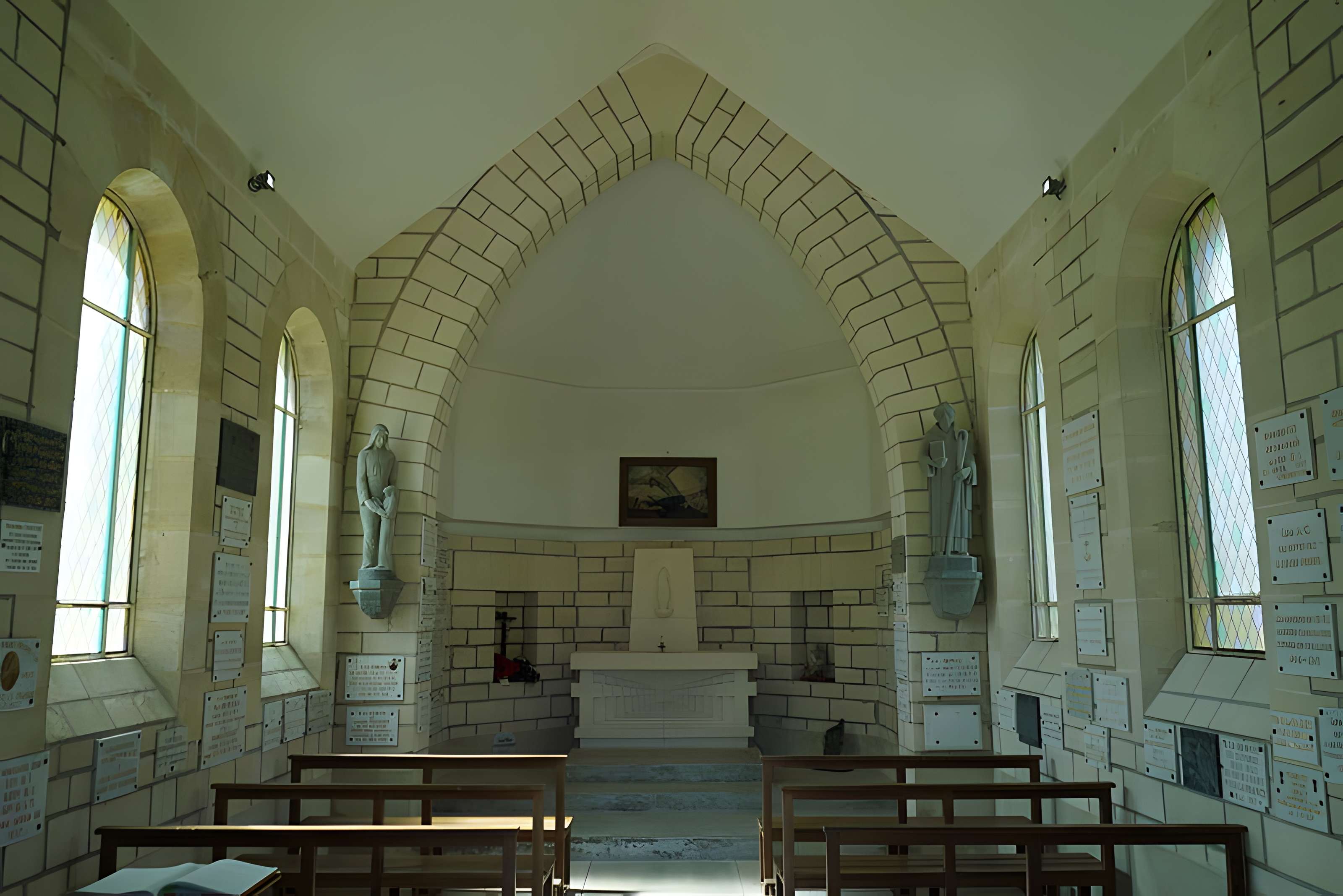Chapelle du Souvenir et lanterne des morts