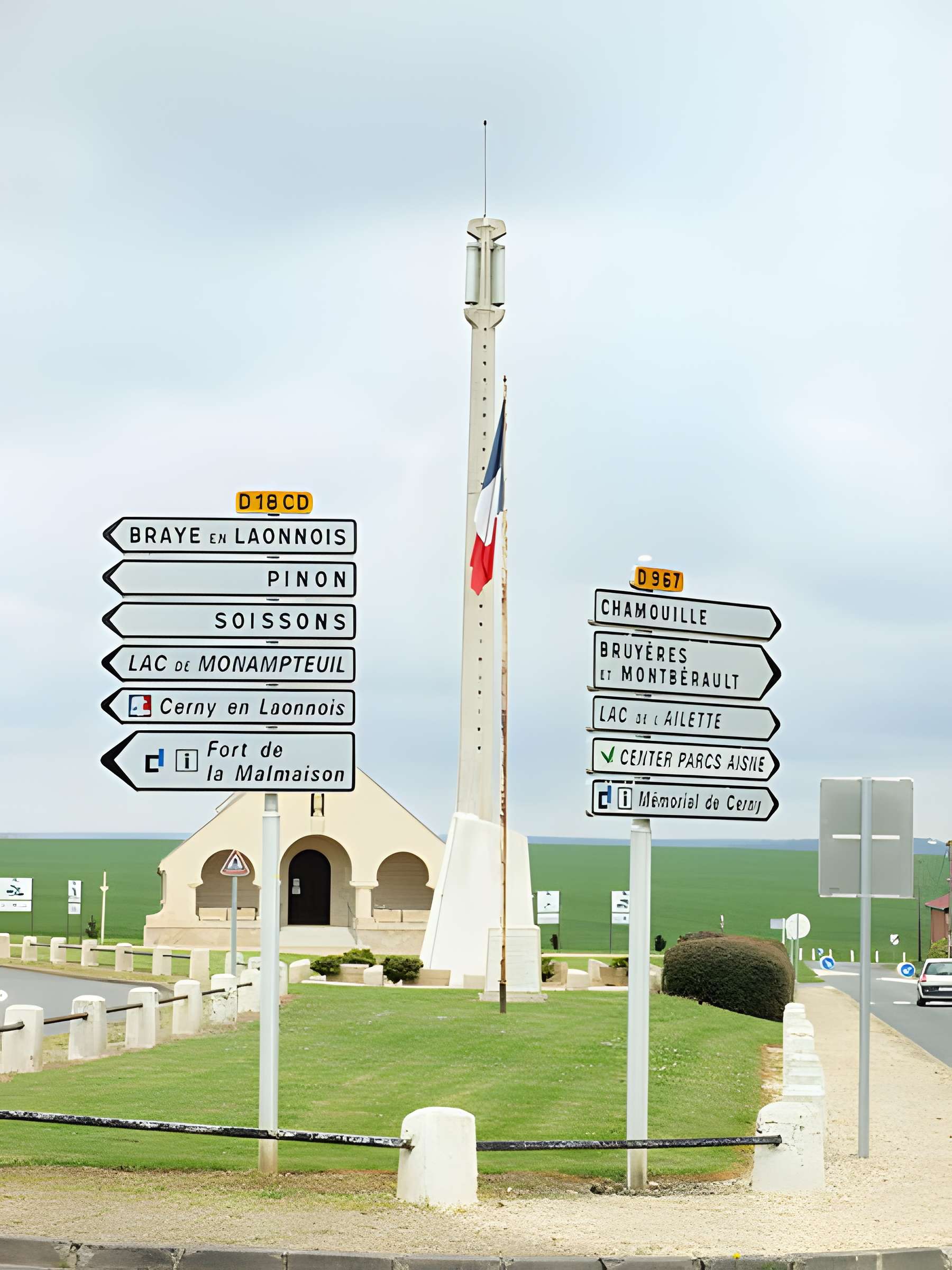 Chapelle du Souvenir et lanterne des morts