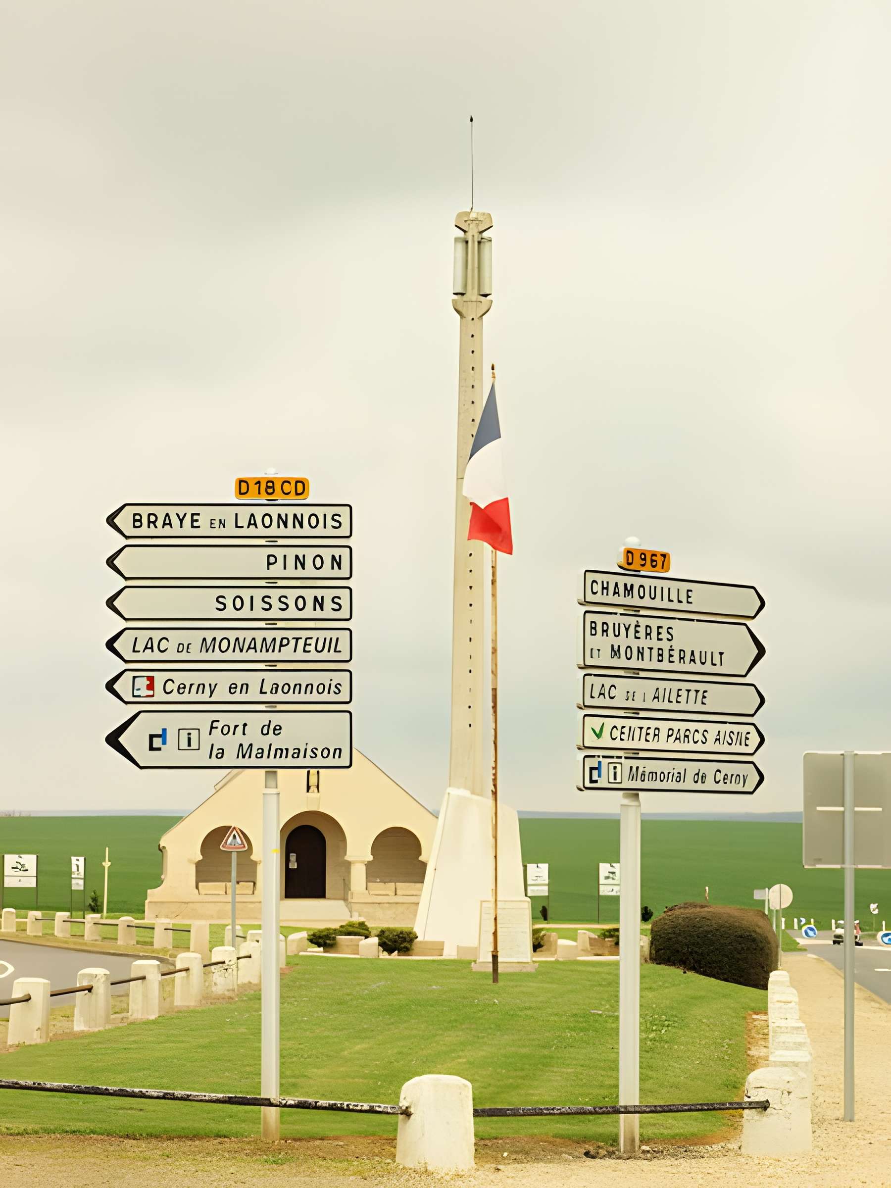 Chapelle du Souvenir et lanterne des morts