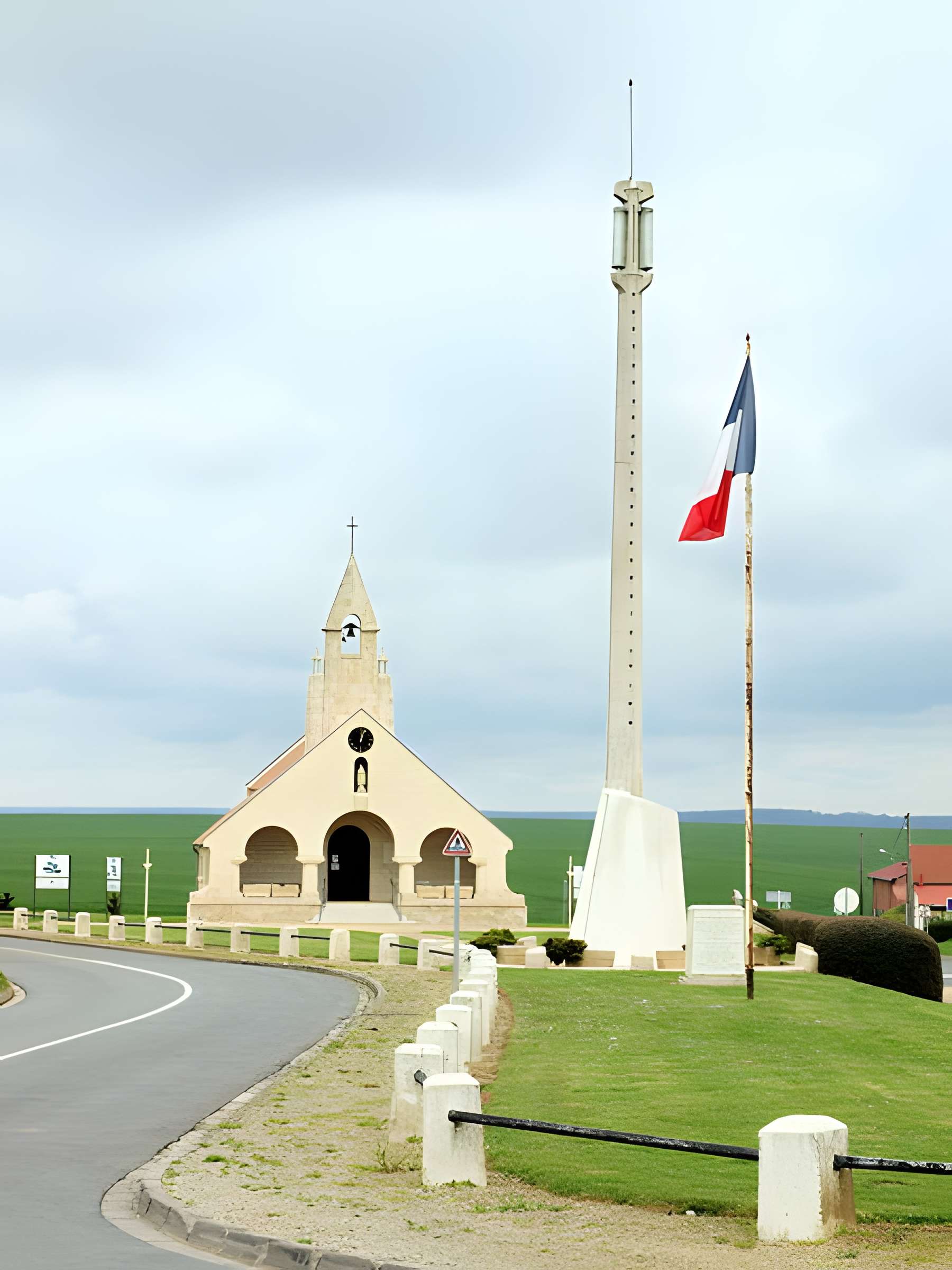 Chapelle du Souvenir et lanterne des morts
