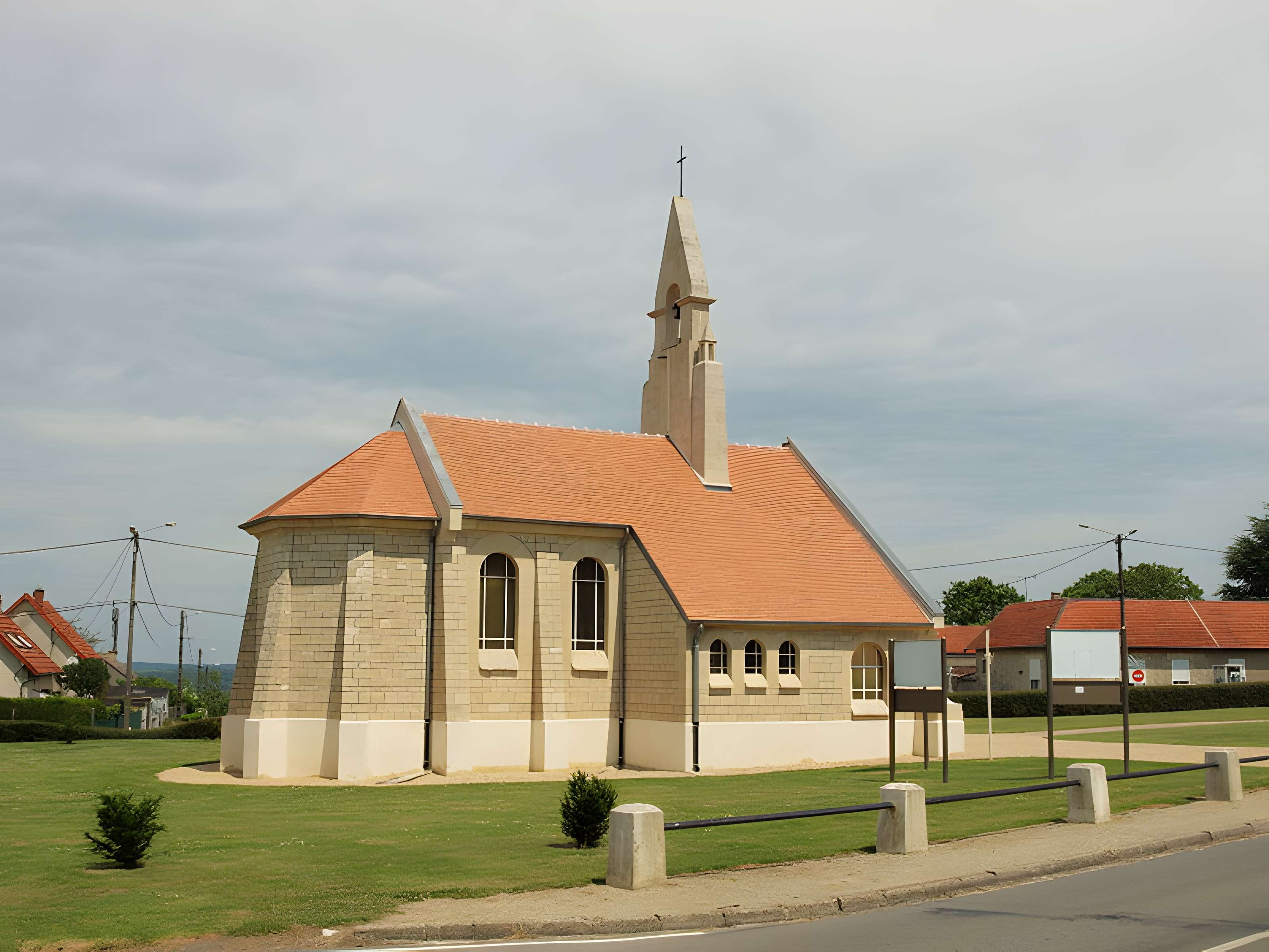 Chapelle du Souvenir et lanterne des morts